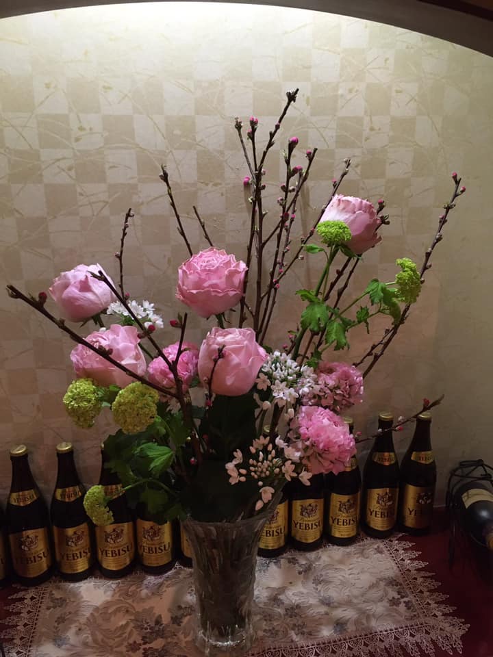 ピンクの大きなバラとラナンキュラス