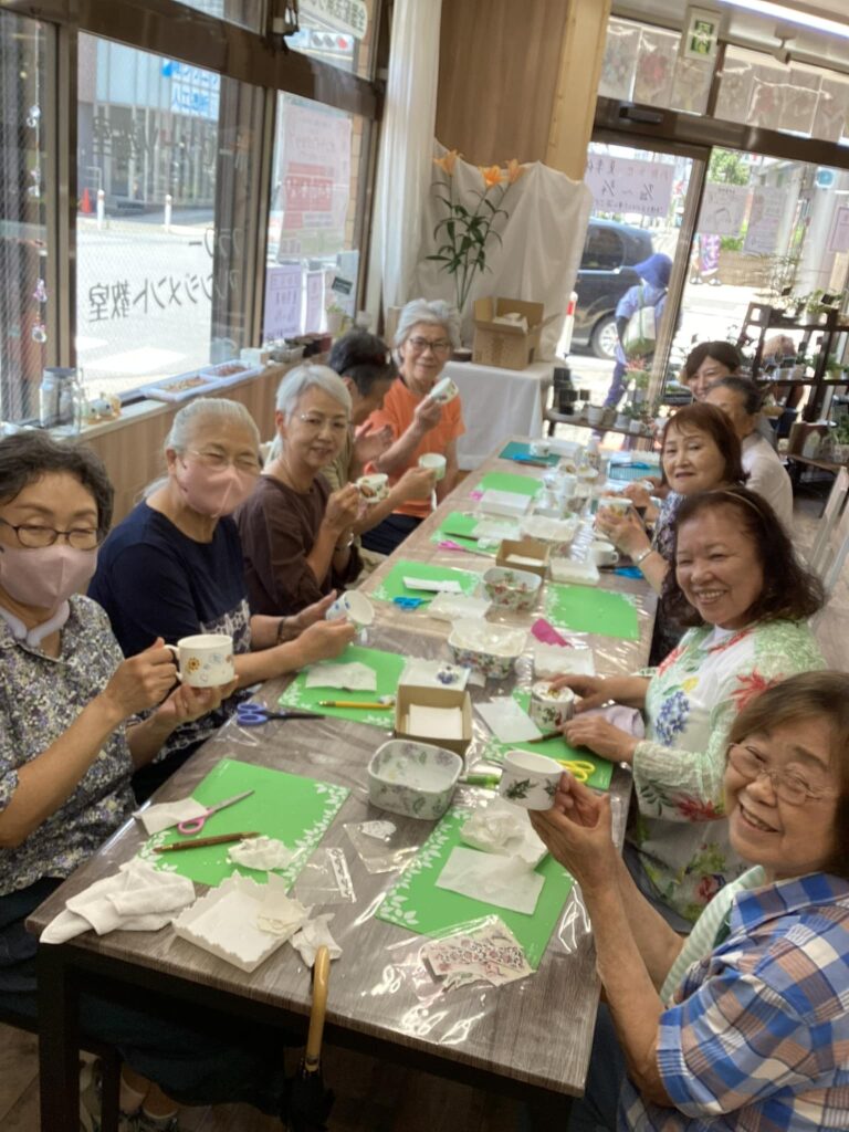 たくさんのお姉様方が、ポーセラーツ体験