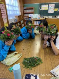 今日は、地元の中学校での教学体験。 フラワーアレンジメントでは、クリスマスツリー、 ポーセラーツでは、お皿を作る体験をして頂きました！ 中学生は、元気いっぱい！ みんな、個性豊かな作品が完成！ スタッフ一同、若いパワーをたくさん頂いてきました！