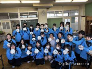 今日は、地元の中学校での教学体験。 フラワーアレンジメントでは、クリスマスツリー、 ポーセラーツでは、お皿を作る体験をして頂きました！ 中学生は、元気いっぱい！ みんな、個性豊かな作品が完成！ スタッフ一同、若いパワーをたくさん頂いてきました！