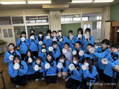 今日は、地元の中学校での教学体験。
フラワーアレンジメントでは、クリスマスツリー、
ポーセラーツでは、お皿を作る体験をして頂きました!
中学生は、元気いっぱい!
みんな、個性豊かな作品が完成!
スタッフ一同、若いパワーをたくさん頂いてきました!