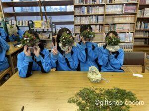 今日は、地元の中学校での教学体験。 フラワーアレンジメントでは、クリスマスツリー、 ポーセラーツでは、お皿を作る体験をして頂きました！ 中学生は、元気いっぱい！ みんな、個性豊かな作品が完成！ スタッフ一同、若いパワーをたくさん頂いてきました！