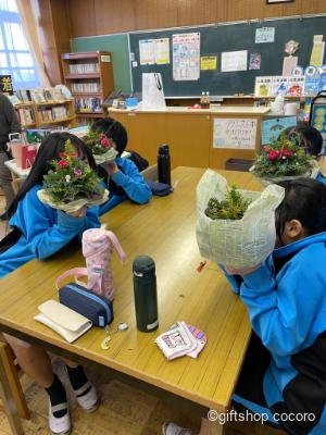 今日は、地元の中学校での教学体験。
フラワーアレンジメントでは、クリスマスツリー、
ポーセラーツでは、お皿を作る体験をして頂きました!
中学生は、元気いっぱい!
みんな、個性豊かな作品が完成!
スタッフ一同、若いパワーをたくさん頂いてきました!