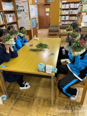 今日は、地元の中学校での教学体験。
フラワーアレンジメントでは、クリスマスツリー、
ポーセラーツでは、お皿を作る体験をして頂きました!
中学生は、元気いっぱい!
みんな、個性豊かな作品が完成!
スタッフ一同、若いパワーをたくさん頂いてきました!