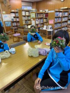 今日は、地元の中学校での教学体験。 フラワーアレンジメントでは、クリスマスツリー、 ポーセラーツでは、お皿を作る体験をして頂きました！ 中学生は、元気いっぱい！ みんな、個性豊かな作品が完成！ スタッフ一同、若いパワーをたくさん頂いてきました！