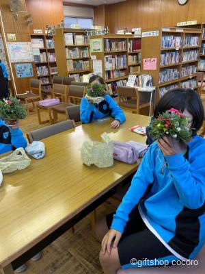 今日は、地元の中学校での教学体験。
フラワーアレンジメントでは、クリスマスツリー、
ポーセラーツでは、お皿を作る体験をして頂きました!
中学生は、元気いっぱい!
みんな、個性豊かな作品が完成!
スタッフ一同、若いパワーをたくさん頂いてきました!