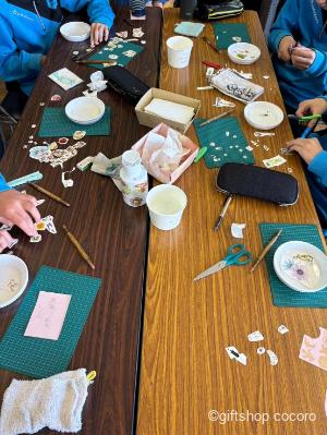 今日は、地元の中学校での教学体験。
フラワーアレンジメントでは、クリスマスツリー、
ポーセラーツでは、お皿を作る体験をして頂きました!
中学生は、元気いっぱい!
みんな、個性豊かな作品が完成!
スタッフ一同、若いパワーをたくさん頂いてきました!