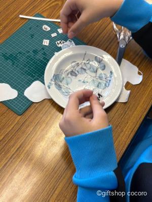 今日は、地元の中学校での教学体験。
フラワーアレンジメントでは、クリスマスツリー、
ポーセラーツでは、お皿を作る体験をして頂きました!
中学生は、元気いっぱい!
みんな、個性豊かな作品が完成!
スタッフ一同、若いパワーをたくさん頂いてきました!