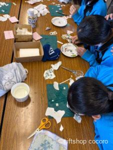 今日は、地元の中学校での教学体験。 フラワーアレンジメントでは、クリスマスツリー、 ポーセラーツでは、お皿を作る体験をして頂きました！ 中学生は、元気いっぱい！ みんな、個性豊かな作品が完成！ スタッフ一同、若いパワーをたくさん頂いてきました！